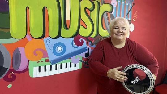 Bir yılda 3 beyin ameliyatı geçirdi; darbuka çalarak hayata tutundu