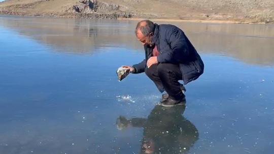 Buzun kalınlığını kontrol eden balıkçılar, Çıldır Gölü'ne ağ atmaya hazırlanıyor