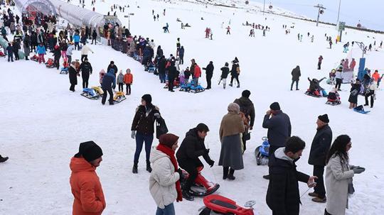 Erciyes Kayak Merkezi’nde yeni sezonun ilk hafta sonunda yoğunluk