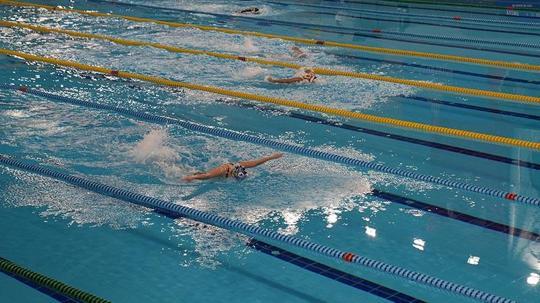 Her yaştan yüzücü şampiyonluk için kulaç attı