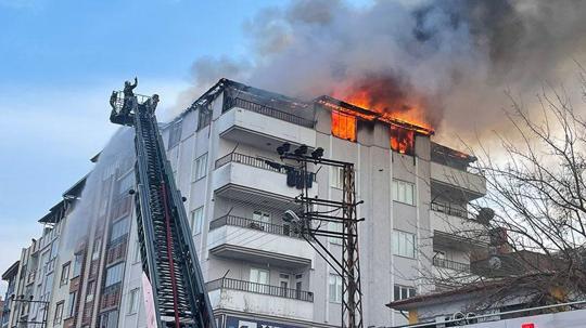 5 katlı binanın en üst katı alev alev yandı