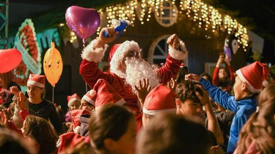 Antalya’da Noel Baba’nın yapay zeka görselleri ve figürlerine ilgi