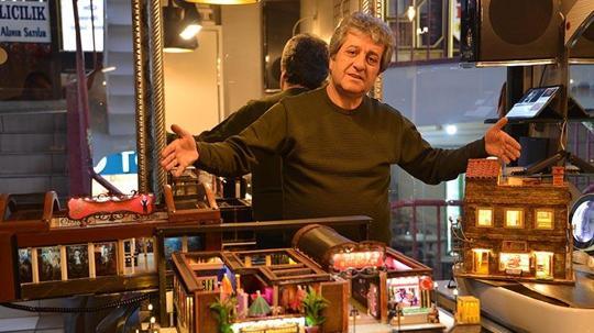 Pandemide maket yapımını öğrendi, 25 bin objeyle çocukluğunun geçtiği sinema ve çevresini ortaya çıkardı