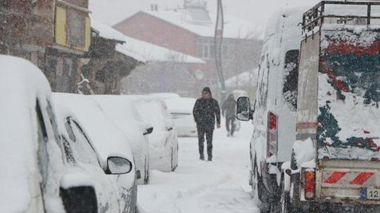 Karlıova'da yoğun kar; 10 köy yolu kapandı