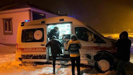 Hakkari'de yolu kardan kapanan köydeki astım hastası, hastaneye ulaştırıldı