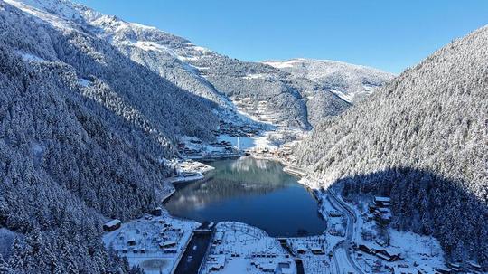 Uzungöl’de kar yağışı sonrası seyirlik manzaralar oluştu