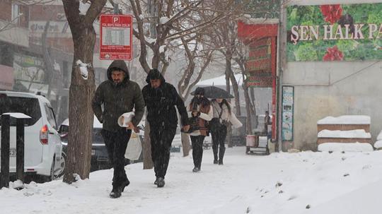 Yurtta kar yağışı etkili oldu; bazı il ve ilçelerde eğitime ara verildi