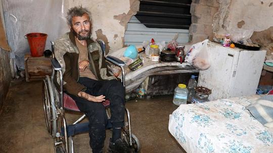 Muşambayla çevrili alanda yaşam mücadelesi veren engelli, hastaneye yatırıldı