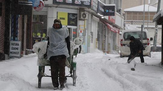 Van'da 287 yerleşim yeri ulaşıma kapandı; kar kalınlığı 30 santime ulaştı