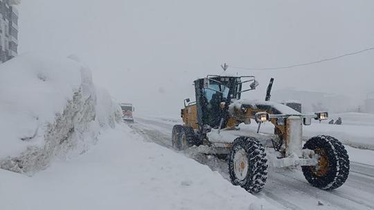 Bitlis'te 211 köy ve mezra yolu kapandı; kar kalınlığı 152 santimetreye ulaştı