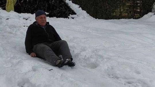 Köylülerin kar keyfi; naylon poşet ve tepsilerle kaydılar