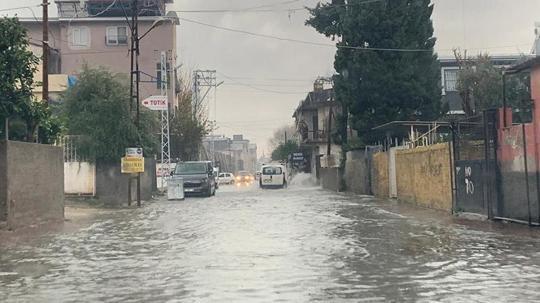 Adana'da sağanak hayatı olumsuz etkiledi