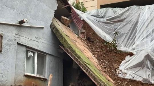 İstinat duvarı çöktü binada hasar oluştu
