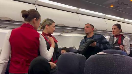 Rahatsızlandığını söyleyip uçaktan inen yolcu, diğer yolculardan helallik istedi