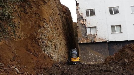 Heyelanın vurduğu ‘korku apartmanında’ mühür kalktı, gözler riskli yamaçta