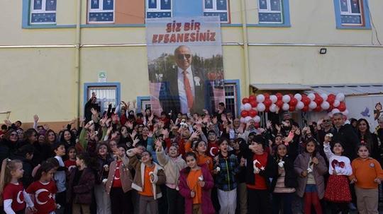 Emekliye ayrılan 39 yıllık öğretmene, görev yaptığı okulda ‘efsane’ afişli veda