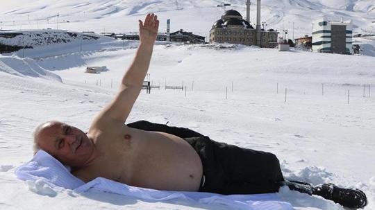 2 bin 200 metrede eksi 5 derecede kar banyosu