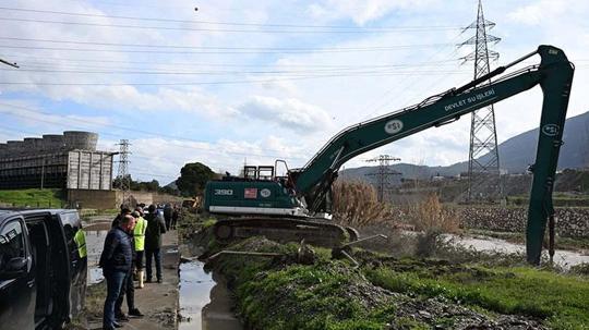 Manisa'da sağanak sonrası dere taştı, yollar ve tarım alanları suyla doldu