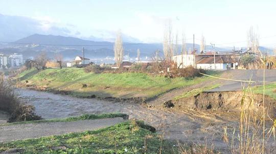 Salihli'de sağanak sonrası köprü yıkıldı, yollar kapandı