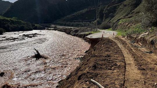 Alaşehir'de sağanak; dere taştı, kara yolu çöktü