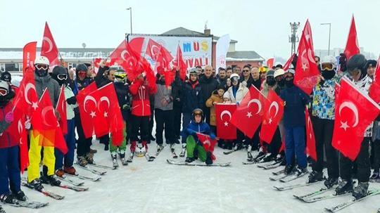 Kar Festivali'nde kızak, kayak ve şambrellerle kaydılar