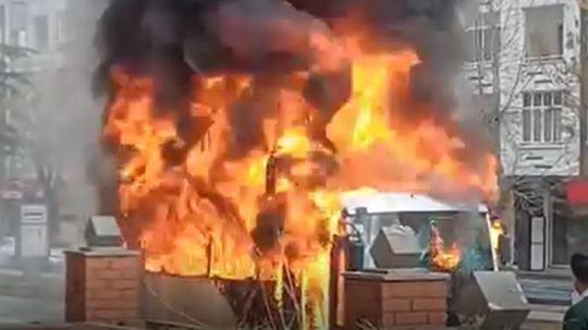 Seyir halindeki halk otobüsü alev alev yandı