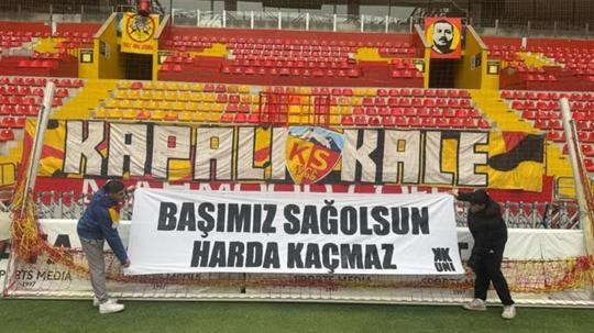 Kayserispor taraftarından Harda Kaçmaz pankartı
