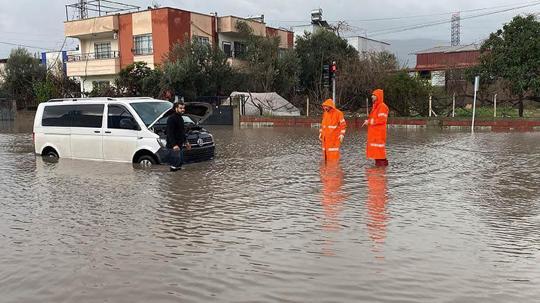 Osmaniye'de sağanak; yollar göle döndü, araçlar mahsur kaldı