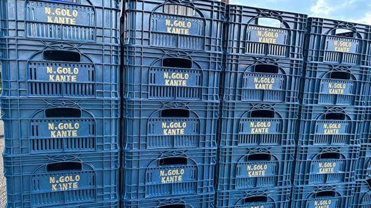 Fenerbahçeli taraftar domates kasalarının üzerine 'N'Golo Kante' yazdırdı