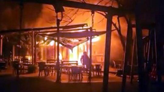 Avcılar'da parkın içindeki kafe alev alev yandı