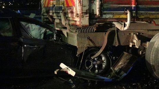 Silivri'de seyir halindeyken tekeri kopan otomobil kamyona çarptı; sürücü yaralandı