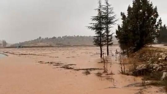 Mersin'de sağanak ve fırtına hayatı olumsuz etkiledi