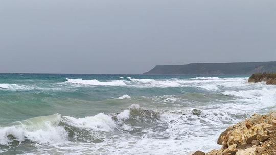 Saros'ta fırtınada dev dalgalar oluştu