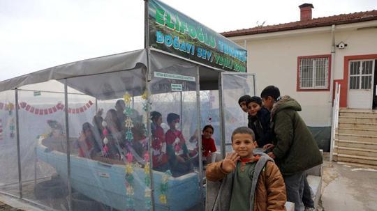 Fırat Nehri'ndeki atıl tekneyi onarıp, öğrencileri için kütüphaneye çevirdi