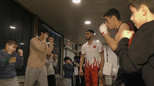 Gençleri kötü alışkanlıklardan uzak tutmak için açtığı salonda sporcu yetiştiriyor