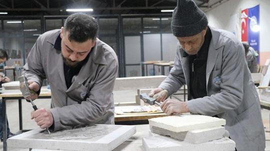 Baba-oğul, tarihi Rum Yetimhanesi'nin bahçesinde kurulan atölyede taşa şekil veriyor