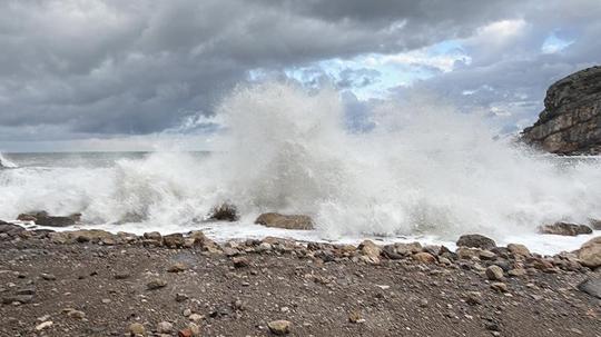 Amasra'da fırtına; dalgalar kaldırım taşlarını söktü