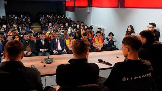 Zecorner Kayserisporlu futbolcular liselilerle söyleşide buluştu