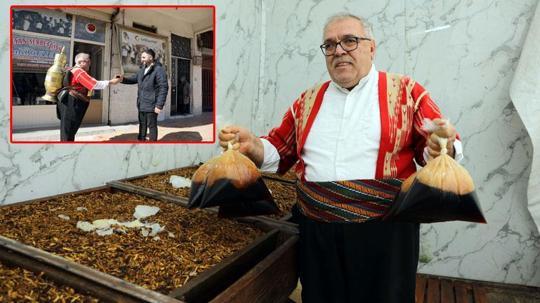 Fırat Nehri kenarında ağaçlardan toplanıp yapılan şerbete ramazan ilgisi