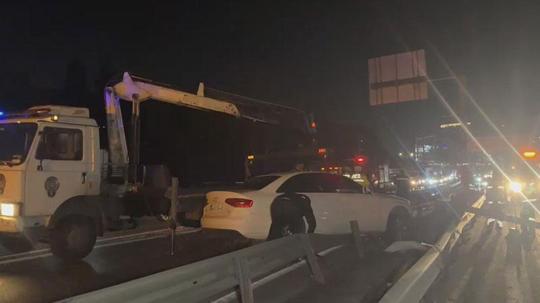 Bakırköy'de otomobil bariyerlere çarptı: 2 yaralı