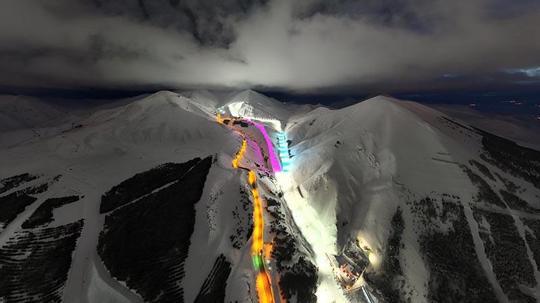 Palandöken'de iftar sonrası rengarenk pistlerde kayak