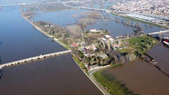 Edirne'de nehirlerin debileri arttı, köprüler trafiğe kapatıldı