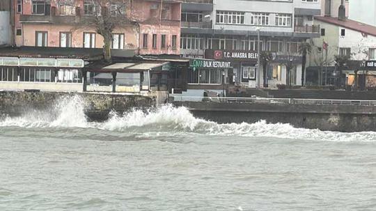 Amasra'da fırtına; dalga boyu 2 metreye ulaştı