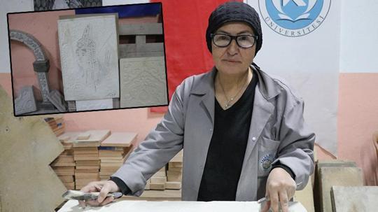 Hat sanatı hocası, tarihi Rum Yetimhanesi'nin bahçesinde kurulan atölyede taşa şekil veriyor