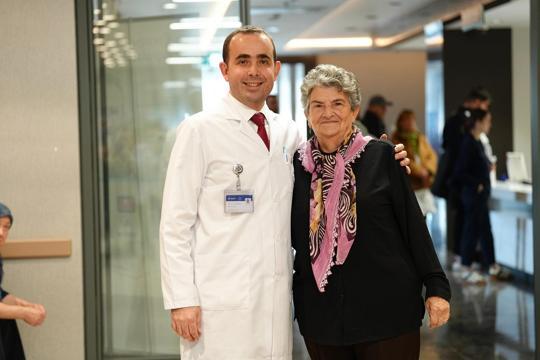 75 yaşındaki hasta kornea nakliyle 6 yıl sonra yeniden görmeye başladı