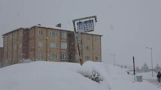 Bitlis'te kar kalınlığı 70 santimetreyi buldu; 304 köy ve mezra yolu kapandı