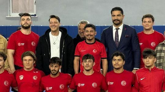 Mesut Özil’den güreş milli takım kampına ziyaret