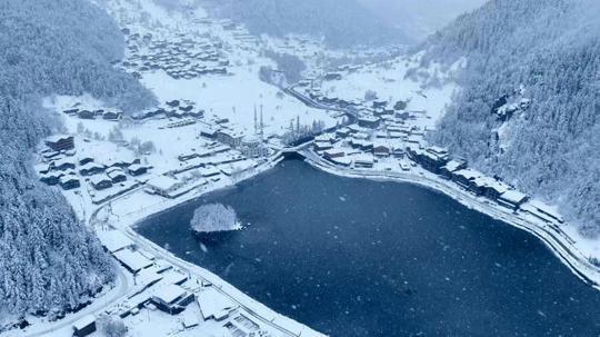 Uzungöl’de kar yağışı sonrası seyirlik manzaralar