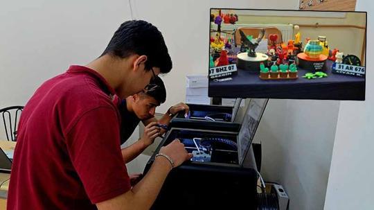 Liseliler, okulda kullanmayı öğrendikleri 3D yazıcıyla üretim yapıp aile bütçelerine katkı sağlıyor