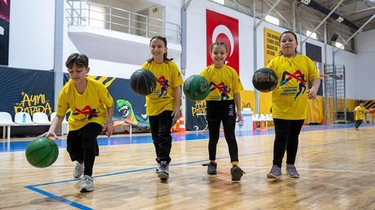 Dördüzler basketbol kursunda aynı parkeyi paylaşıyor